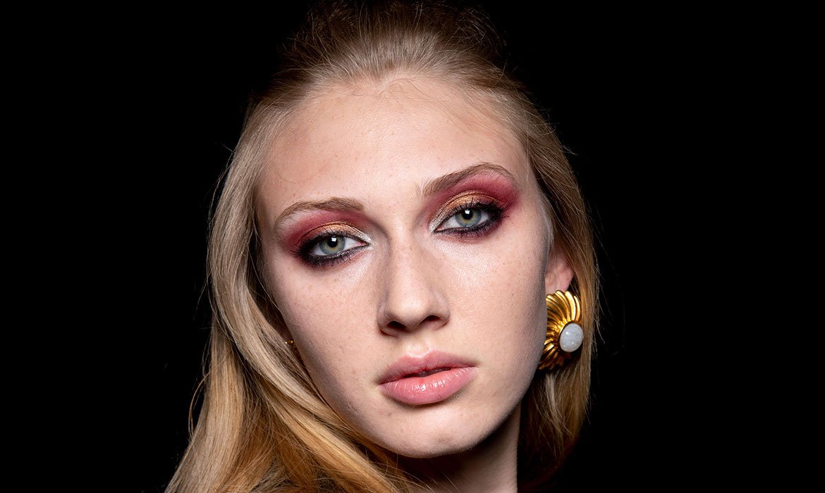 Consigue un maquillaje de fiesta con una mirada superprofunda y protagonista gracias a la paleta de sombras Eye Go Wild de L’Oréal Paris.